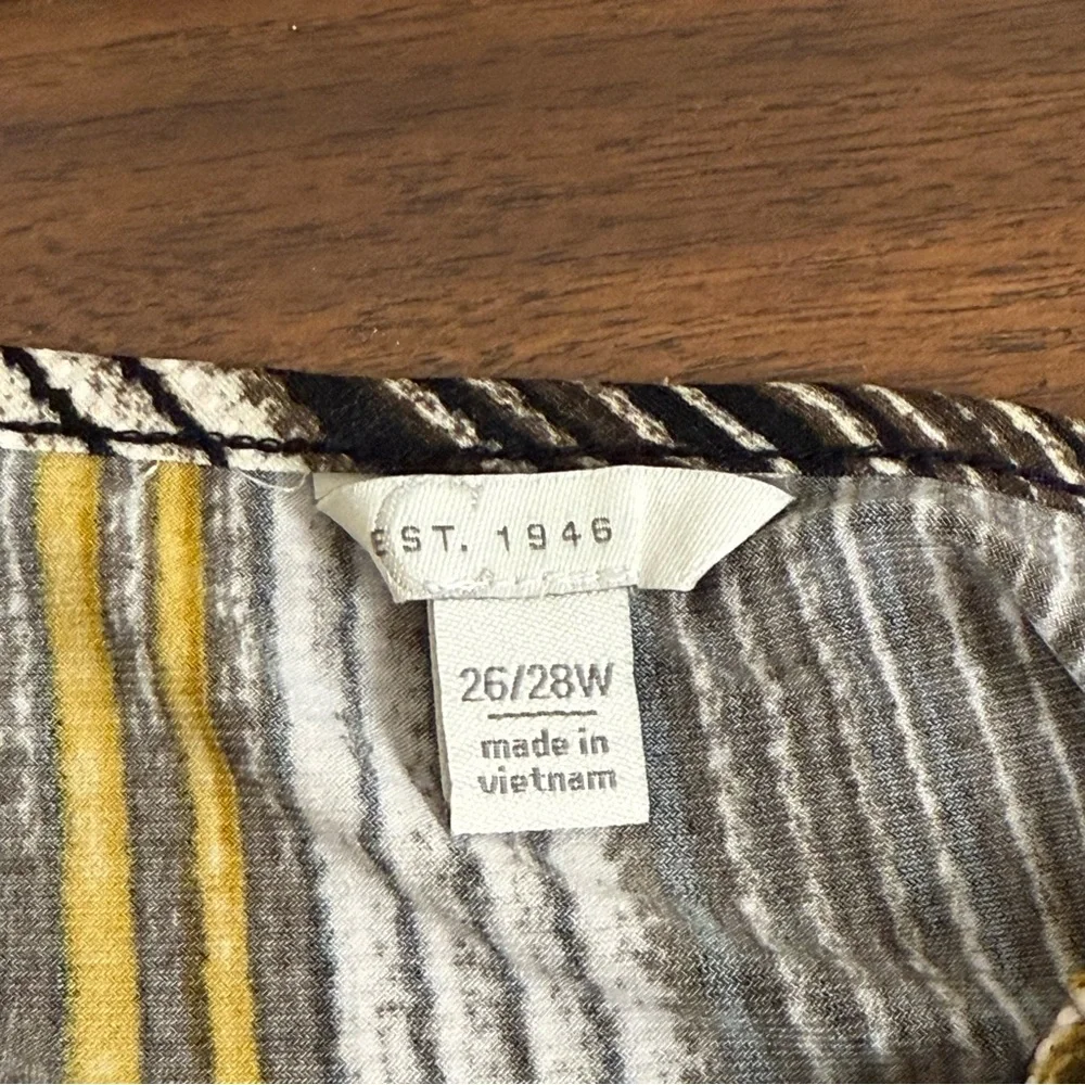 Cato 26/28W Black Gold Stripe Tunic Top w/ Crisscross Neck & Button Sleeves - Picture 6 of 9